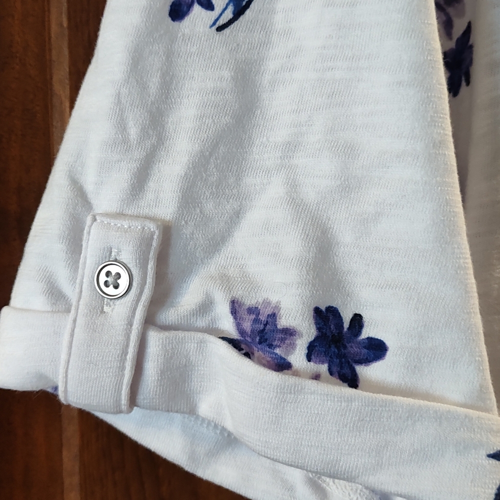 Croft and Barrow roll tab v-neck medium shirt - Picture 4 of 5